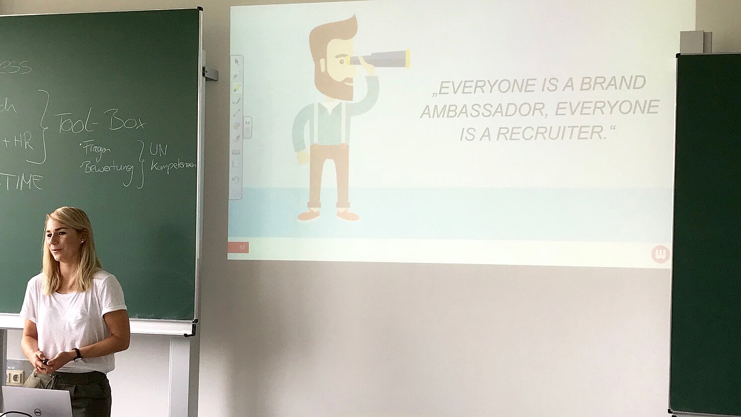 Rebecca Weih, Referentin der Witt-Gruppe für Personalmarketing, beim Gastvortrag an der Fakultät Betriebswirtschaft, Schwerpunkt Personalmanagement, im Juni 2018.