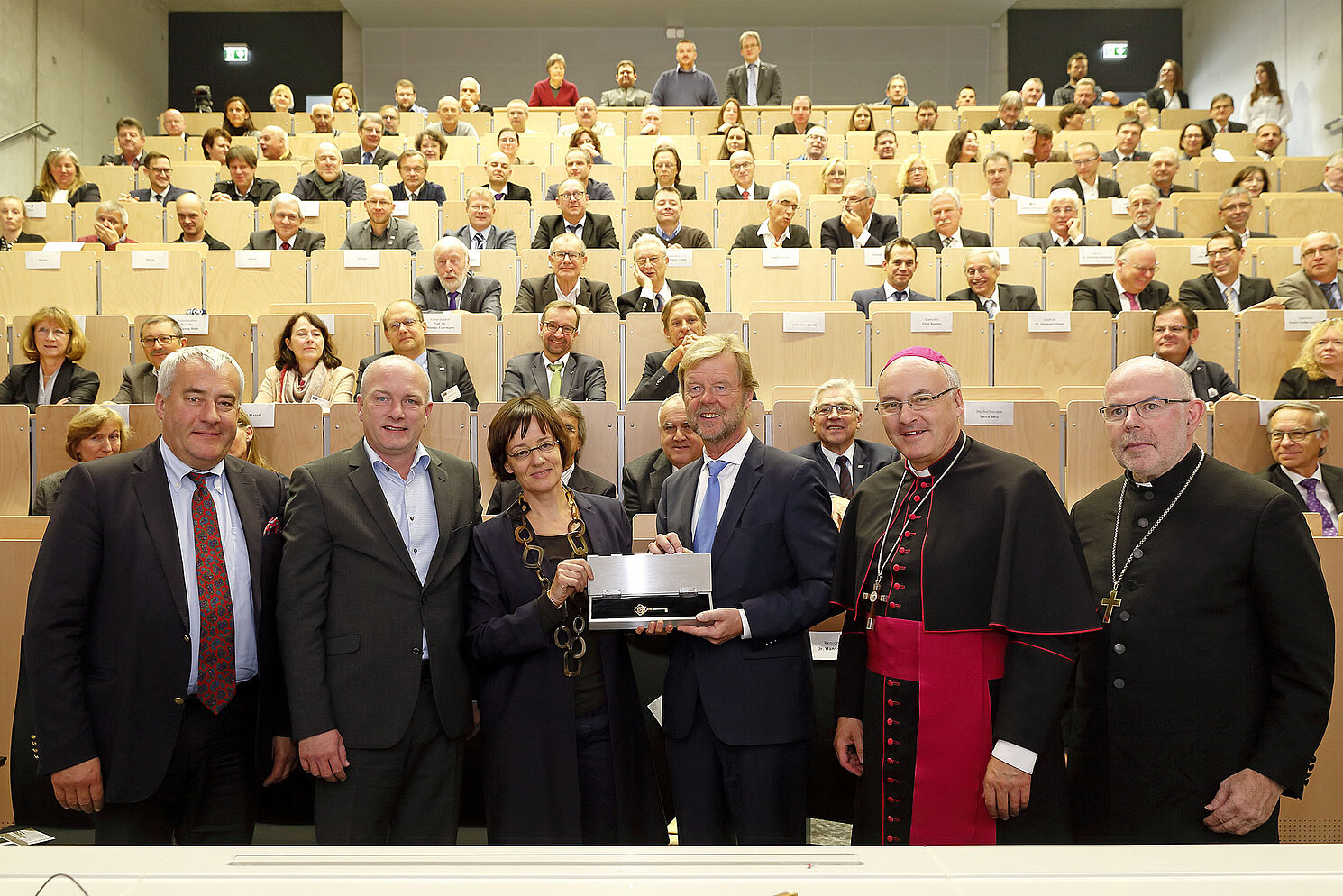 Der Schlüssel für das neue Haus der Technik an der OTH Regensburg ist übergeben: (von links) Dr. Ludwig Spaenle, MdL, Bayerischer Staatsminister für Bildung und Kultus, Wissenschaft und Kunst, Joachim Wolbergs, Oberbürgermeister Regensburgs, Claudia 