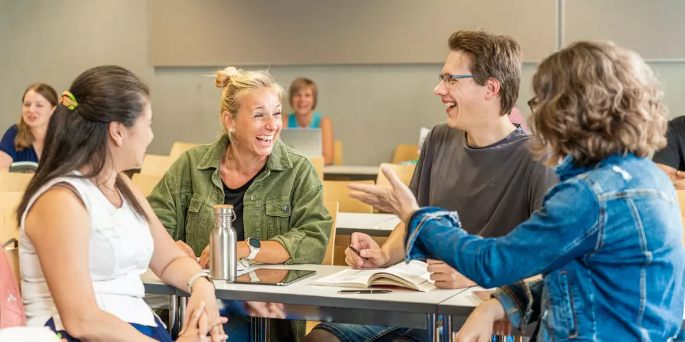 Berufsbegleitende Bachelorstudiengänge Studierende arbeiten in Gruppen in einem Seminarraum.