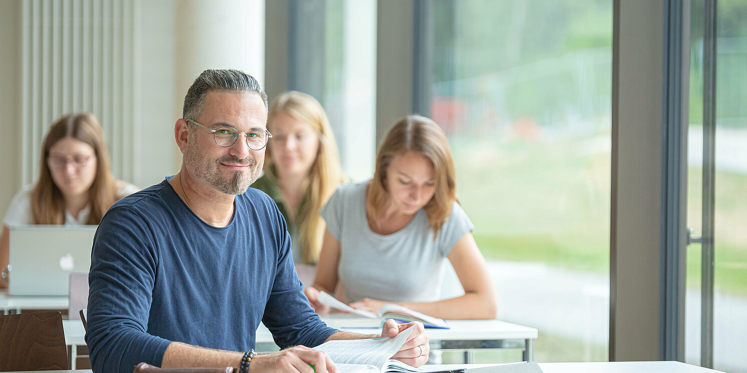 Studierende arbeiten und lernen in einem Seminarraum.