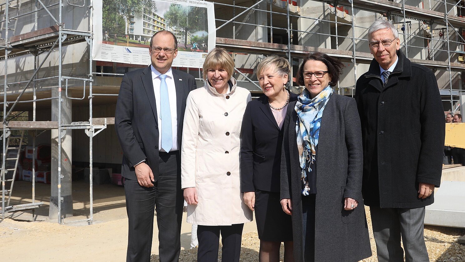 Von links: Prof. Dr. Thomas Fuhrmann, Vizepräsident OTH Regensburg, Gerlinde Frammelsberger, Geschäftsführerin Studentenwerk Niederbayern/Oberpfalz, Brigitta Brunner, Ministerialdirektorin im Bayerischen Staatsministerium für Wohnen, Bau und Verkehr, Gertrud Maltz-Schwarzfischer, Bürgermeisterin Regensburg, und Prof. Dr. Udo Hebel, Präsident Universität Regensburg.