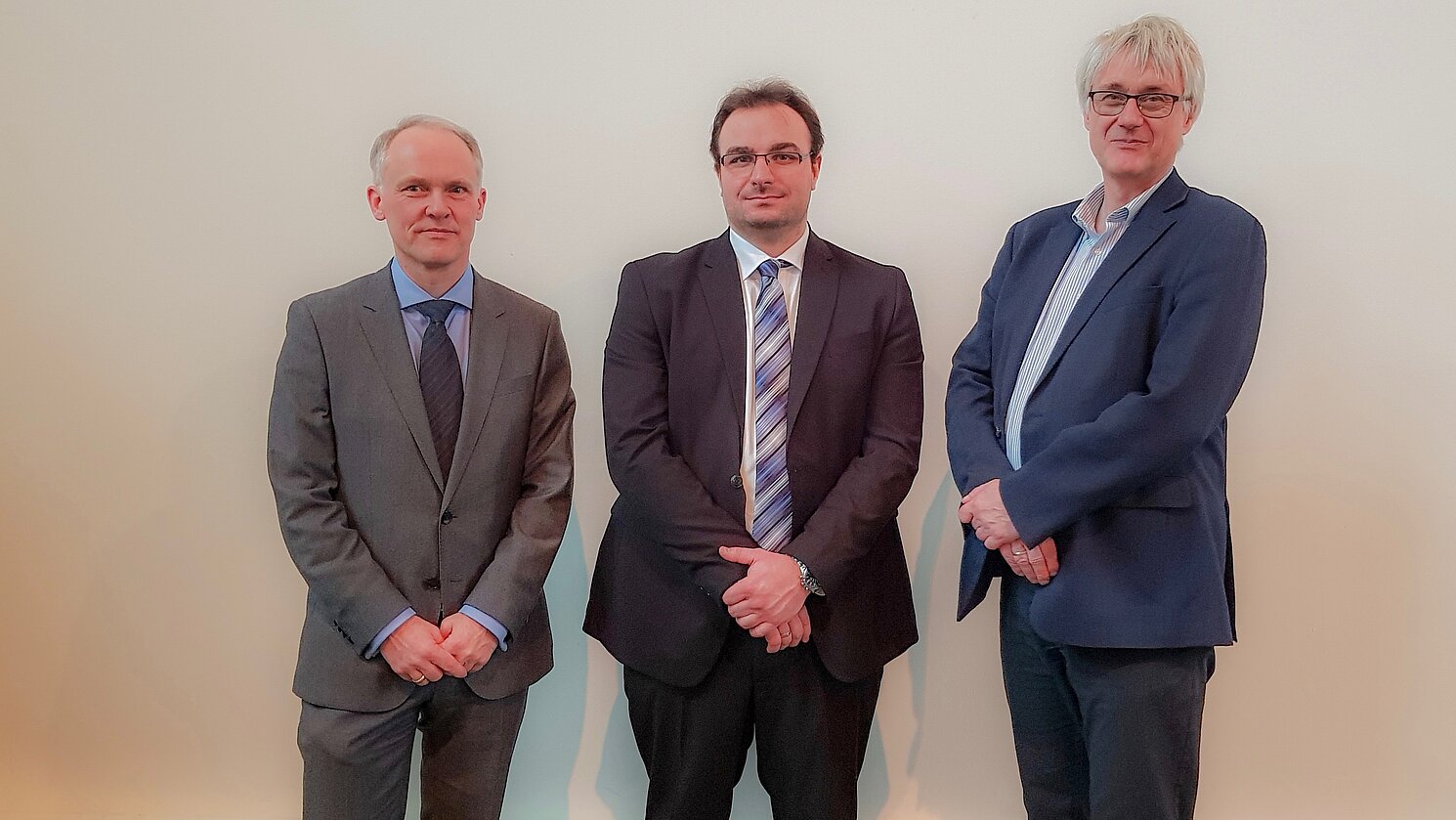 Von links: Betreuer Prof. Dr. Frank Herrmann von der OTH Regensburg, der frisch promovierte Dr. Frederick Lange und der Betreuer von der Technischen Universität Dresden Prof. Dr. Thorsten Claus. Foto: Dr. Julian Englberger