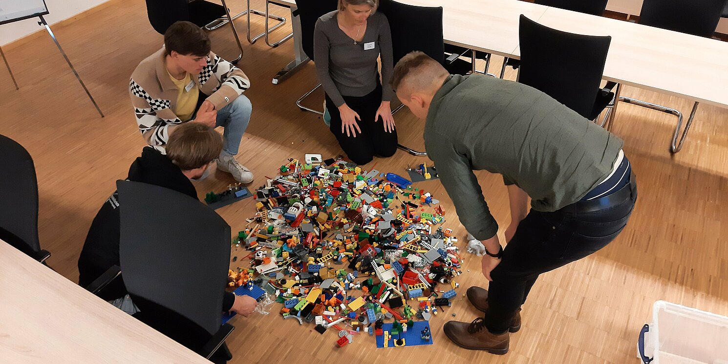 Studierende suchen sich Lego-Bauteile für ihr Projekt aus