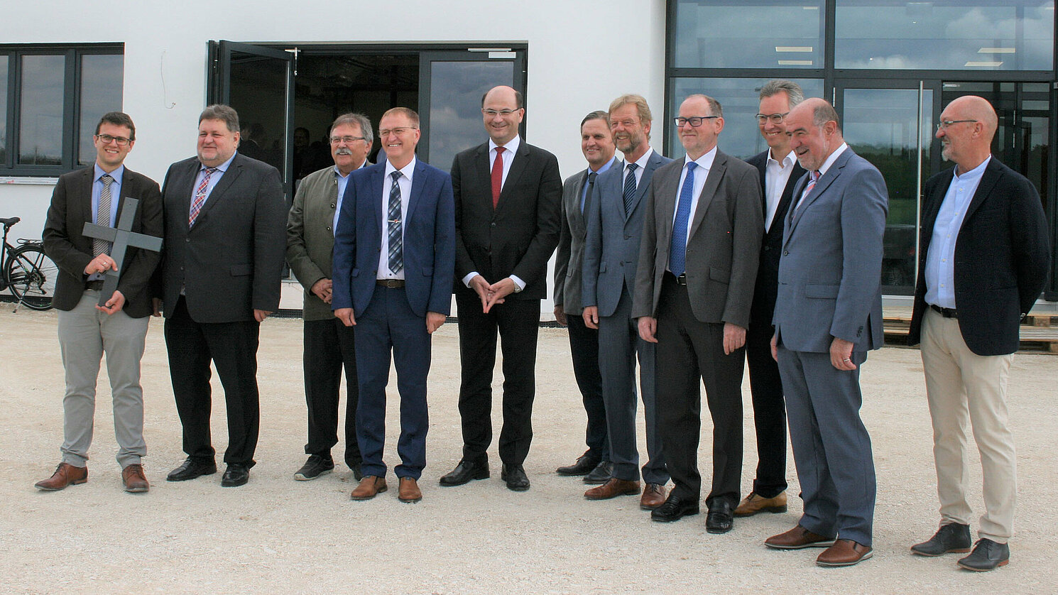 Die Verantwortlichen mit Albert Füracker (5. v.l.), Bayerischer Staatsminister der Finanzen und für Heimat, Prof. Dr. Wolfgang Baier (5. v.r.), Präsident der OTH Regensburg, und Prof. Dr. Peter Sperber (4. v.r.), Präsident der TH Deggendorf.
