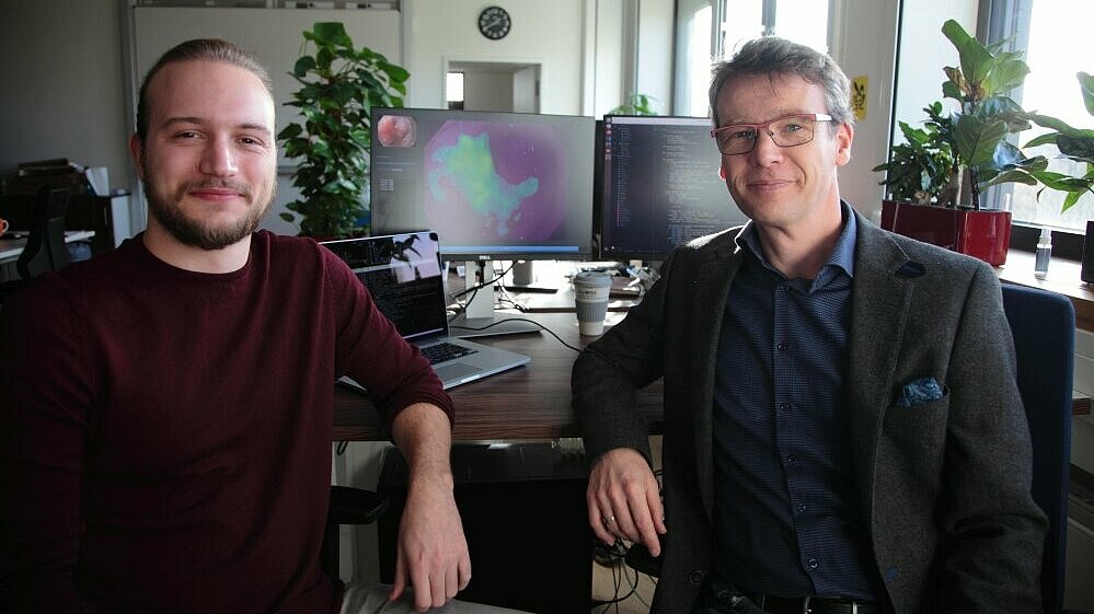 Prof. Dr. Christoph Palm (r.) und Doktorand Robert Mendel in ihrem Labor an der OTH Regensburg.