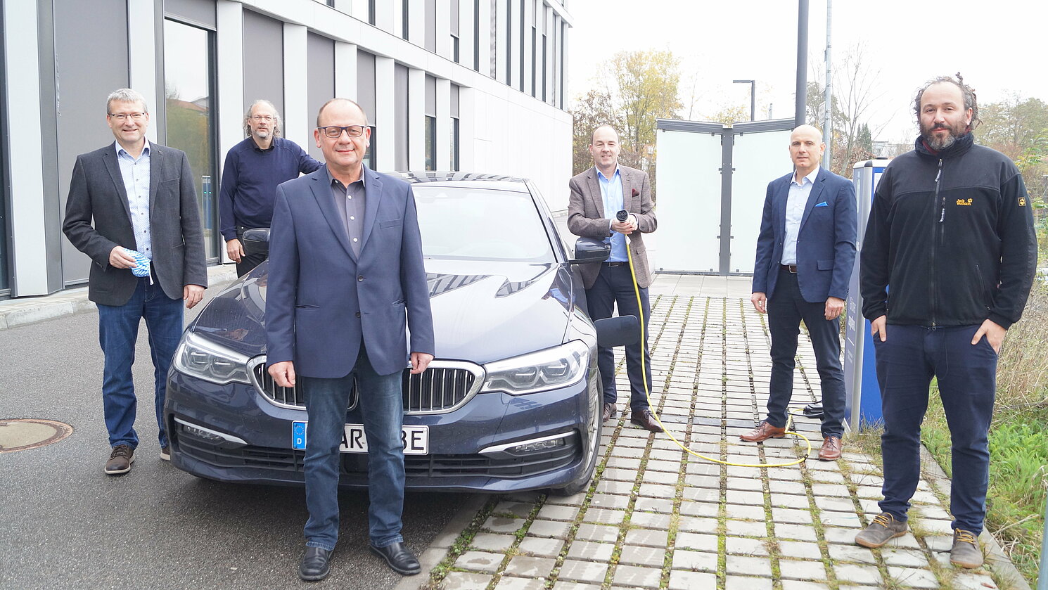 Projektpartner im erfolgreichen Netzwerk "IntelliZell": (hintere Reihe v.li.:) Prof. Oliver Brückl (OTH Regensburg), Arno Friedrich (Optimus – Meine Energie GmbH), Alexander Rupprecht (Geschäftsführer R-Tech GmbH), Uwe Pfeil (Clustermanager R-Tech GmbH). (vorne v.li.:) Dr. Manfred Binder (Projektmanager E-Mobilitätscluster) und Klaus Nagl (Consolinno Energy GmbH).