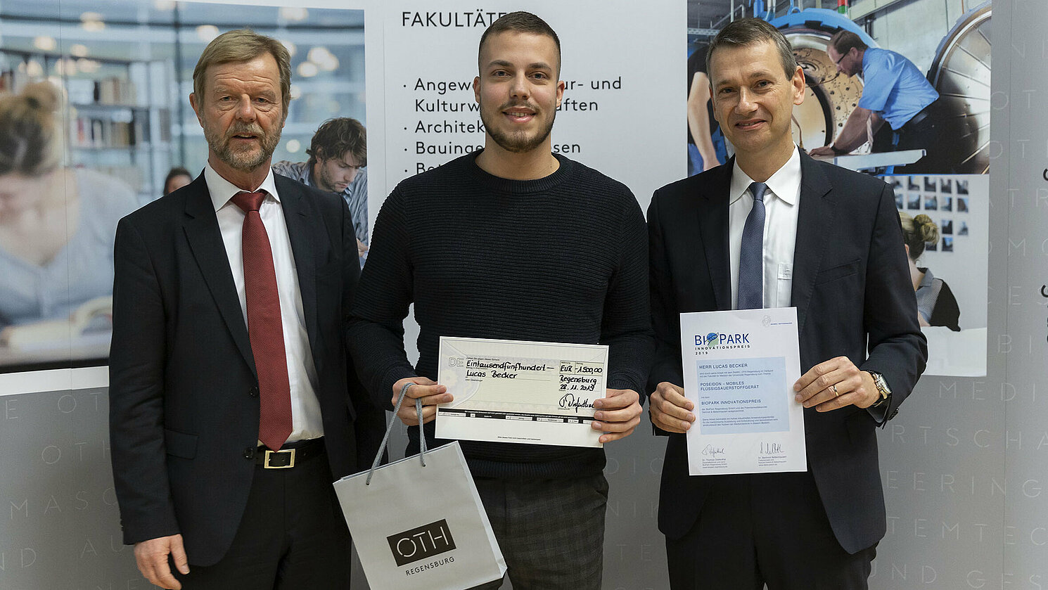 Preisvergabe Biopark Innovationspreis beim Dies academicus am 13. Dezember 2019 an der OTH Regensburg: (von links) Prof. Dr. Wolfgang Baier, Präsident der OTH Regensburg; Preisträger Lucas Becker und Dr. Thomas Diefenthal, Geschäftsführer BioPark Regensburg GmbH.
