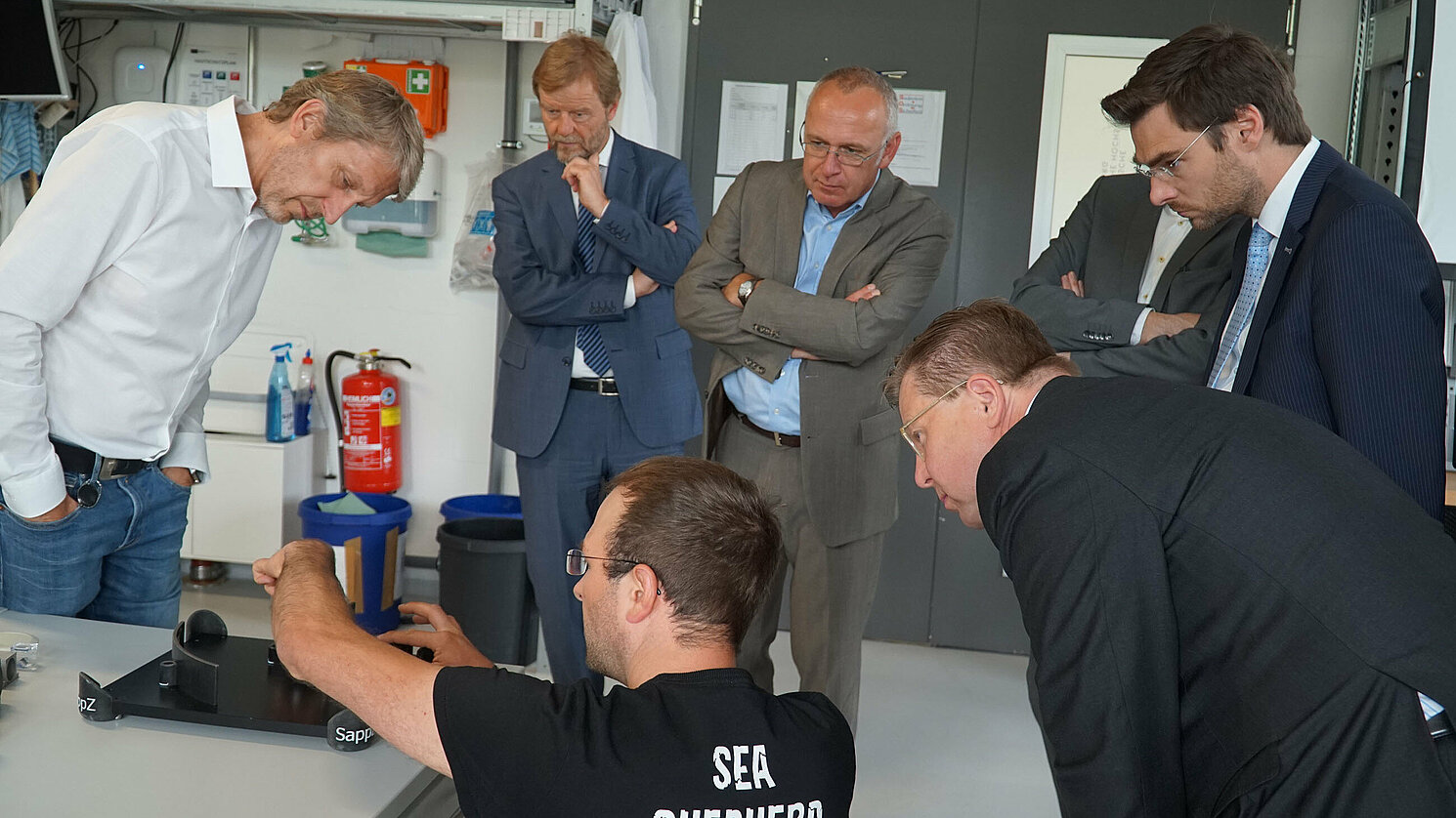 Peter Hausler vom SappZ (vorne kniend) stellt den Landtagsabgeordneten Robert Brannekämper (2. von rechts) und Dr. Stephan Ötzinger (rechts) ein Forschungsprojekt vor. Mit dabei (von links) SappZ-Leiter Prof. Dr. Rudolf Bierl, Prof. Dr. Wolfgang Baier, Präsident der OTH Regensburg, und Christian Schmalzl, Referent des Präsidenten.