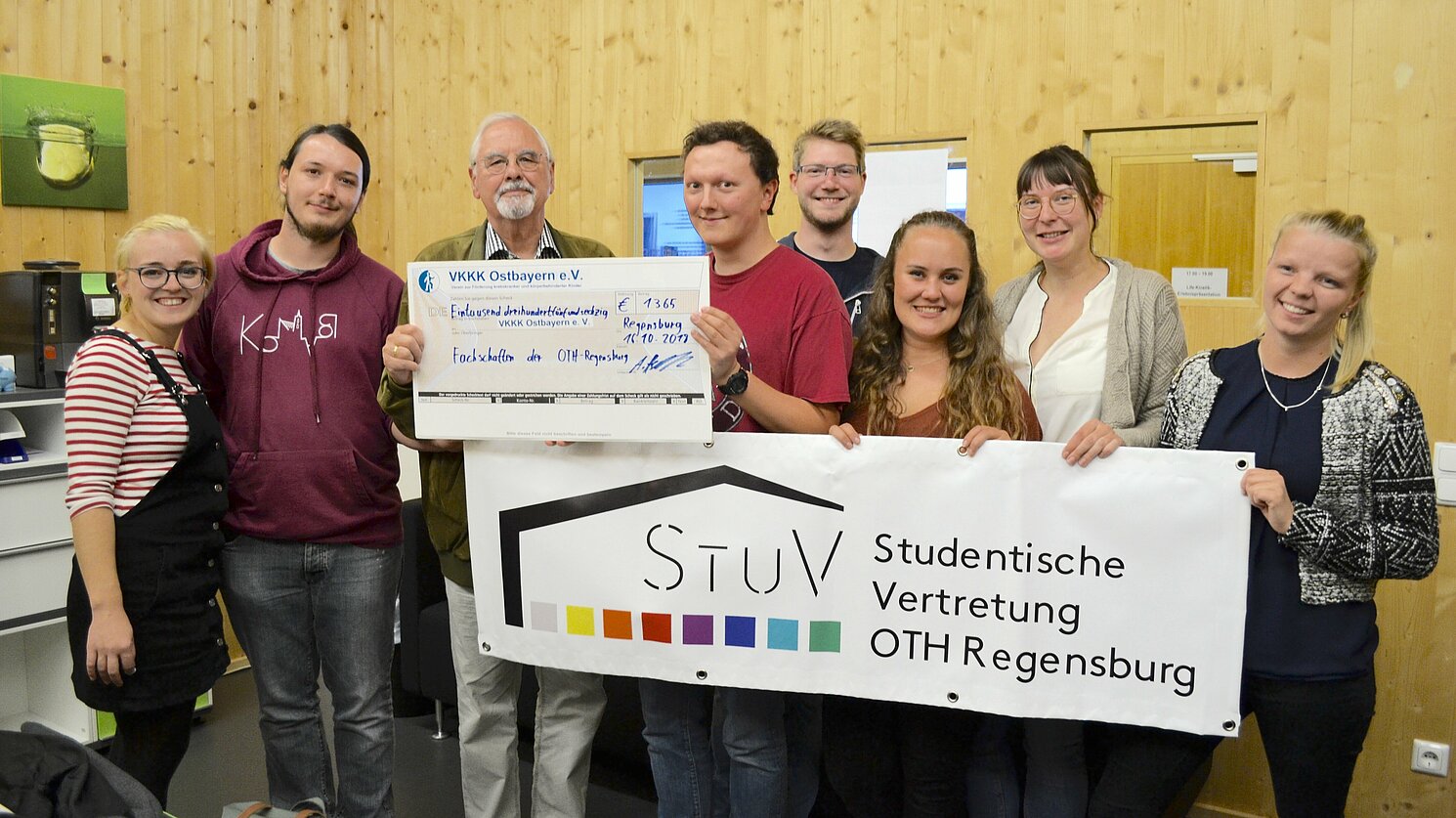 VKKK-Vorsitzender Prof. Dr. Franz-Josef Helmig (3. von links) freute sich über den Scheck zugunsten krebskranker und körperbehinderter Kinder. Die Fachschaften der OTH Regensburg hatten den Erlös aus der Semester-Opening-Party für den VKKK gespendet.