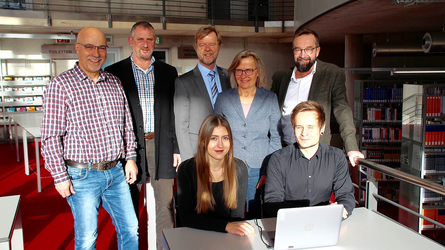 Offizieller „Startschuss“ für 40 neue Steckdosen in der Bibliothek mit (stehend von links) Gerhard Heim, Franz Mader, Präsident Prof. Dr. Wolfgang Baier, Renate Siegmüller und Kanzler Peter Endres sowie den Studierenden (sitzend) Lena Schober und Philipp Bittner.