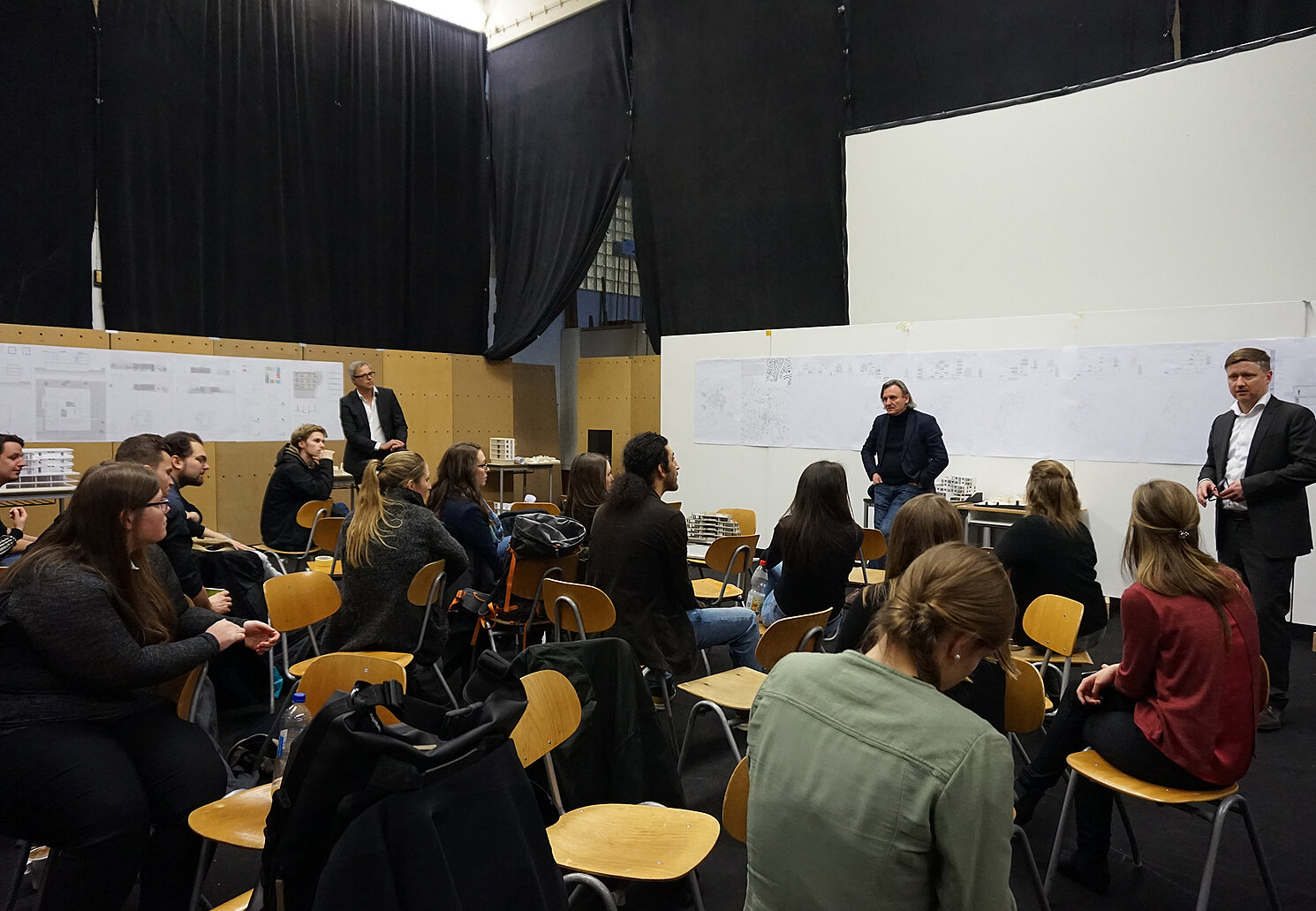 Prof. Erich Prödl, Prof. Dr. Rudolf Hierl und Dekan Prof. Andreas Emminger von der Fakultät Architektur der OTH Regensburg bewerteten die Ausführungen der Studierenden