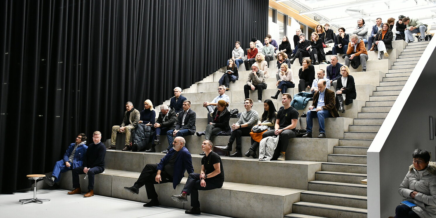 Numerous guests attended the opening of the CyberCraft Lab and took the opportunity to visit the new laboratory. Photo: OTH Regensburg/Simone Grebler