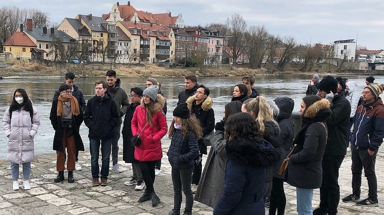 Zum Willkommensprogramm gehört auch eine englischsprachige Stadtführung durch Regensburg.