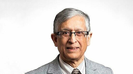 Dr. Abhijit Sen freut sich über die gemeinsame Publikation mit den drei Studentinnen der OTH Regensburg.