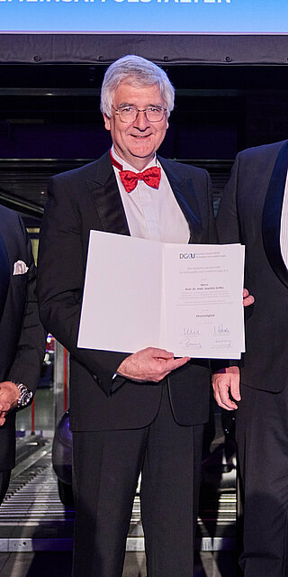 Prof. Joachim Grifka (2. von links) bei der Verleihung der Ehrenmitgliedschaft Foto: Intercongress