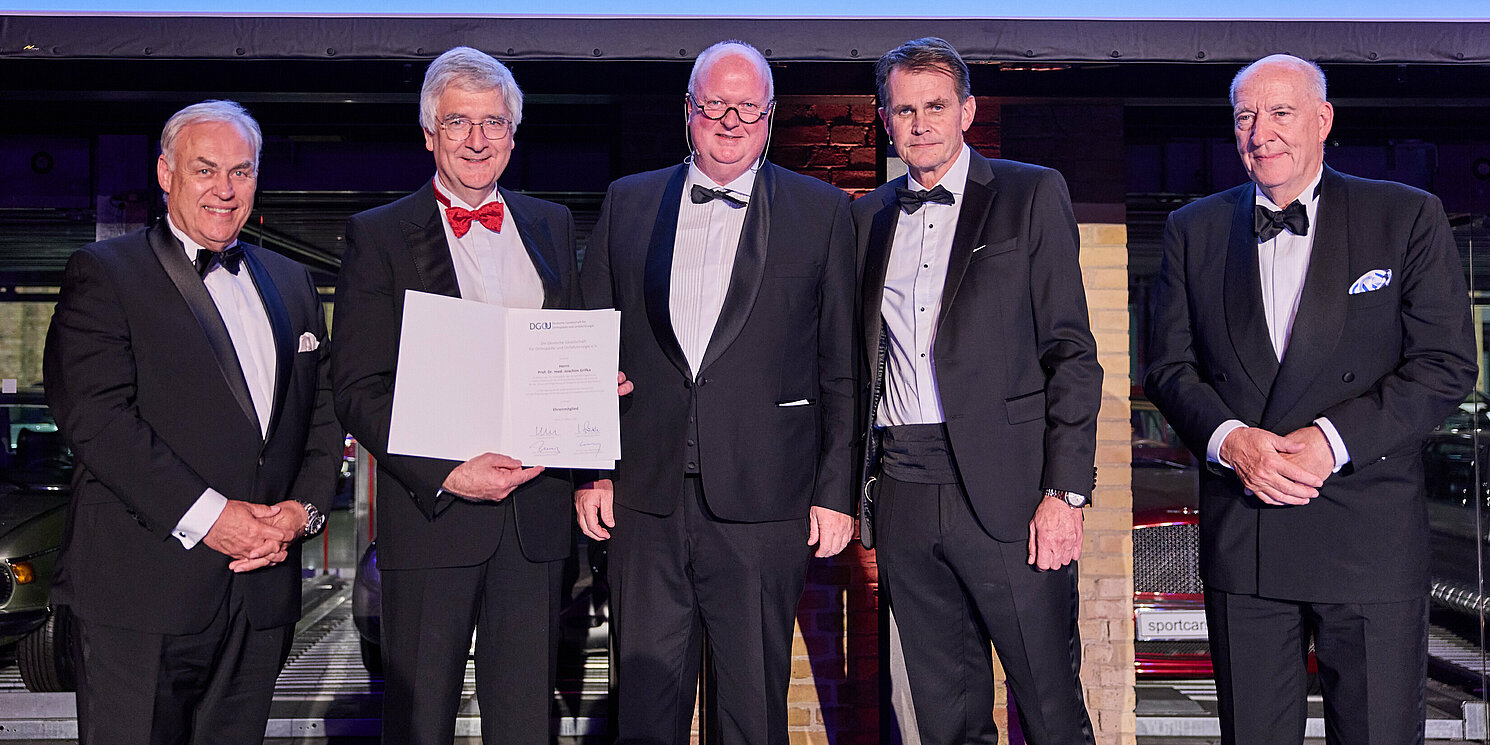 Prof. Joachim Grifka (2. von links) bei der Verleihung der Ehrenmitgliedschaft Foto: Intercongress