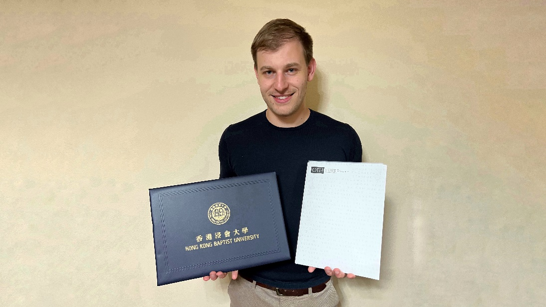 Freut sich über seine beiden Abschlüsse: Master-Informatikabsolvent Tobias Held. Foto: Christian Held 