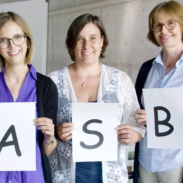 Die drei Beraterinnen Frau Köpf, Frau Liebl und Frau März-Bäuml halten die Buchstaben A, S, B für die Allgemeine Studienberatung hoch.