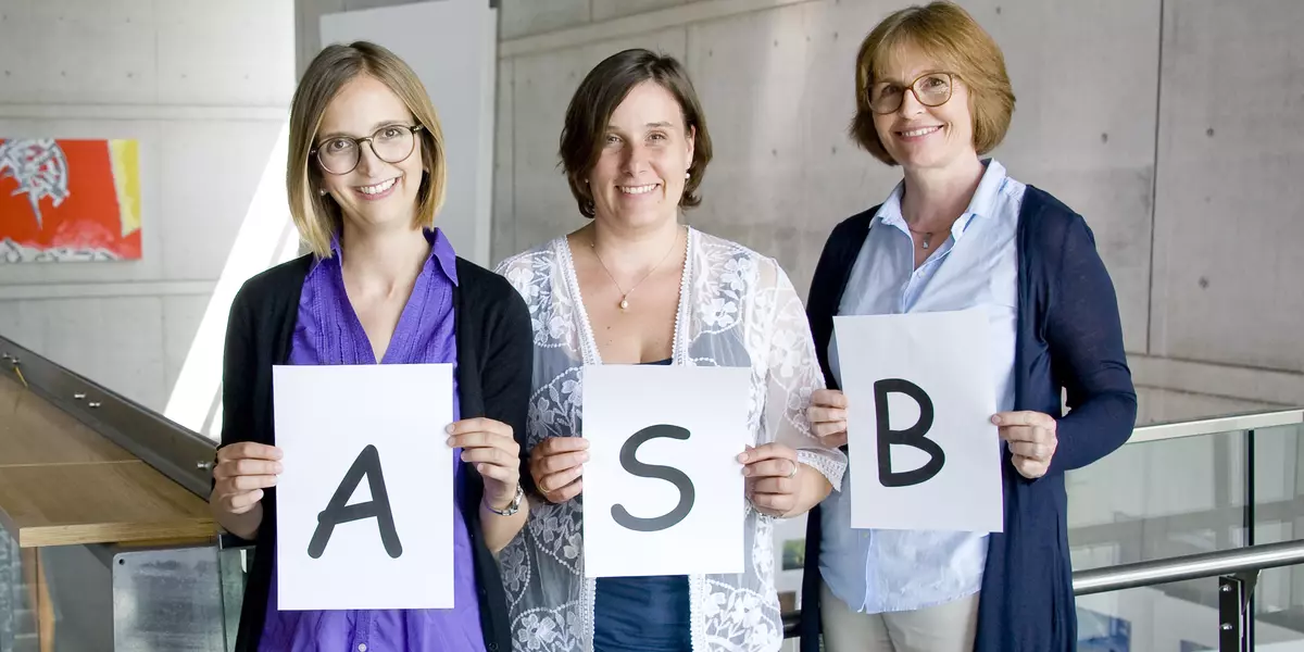 Die drei Beraterinnen Frau Köpf, Frau Liebl und Frau März-Bäuml halten die Buchstaben A, S, B für die Allgemeine Studienberatung hoch.