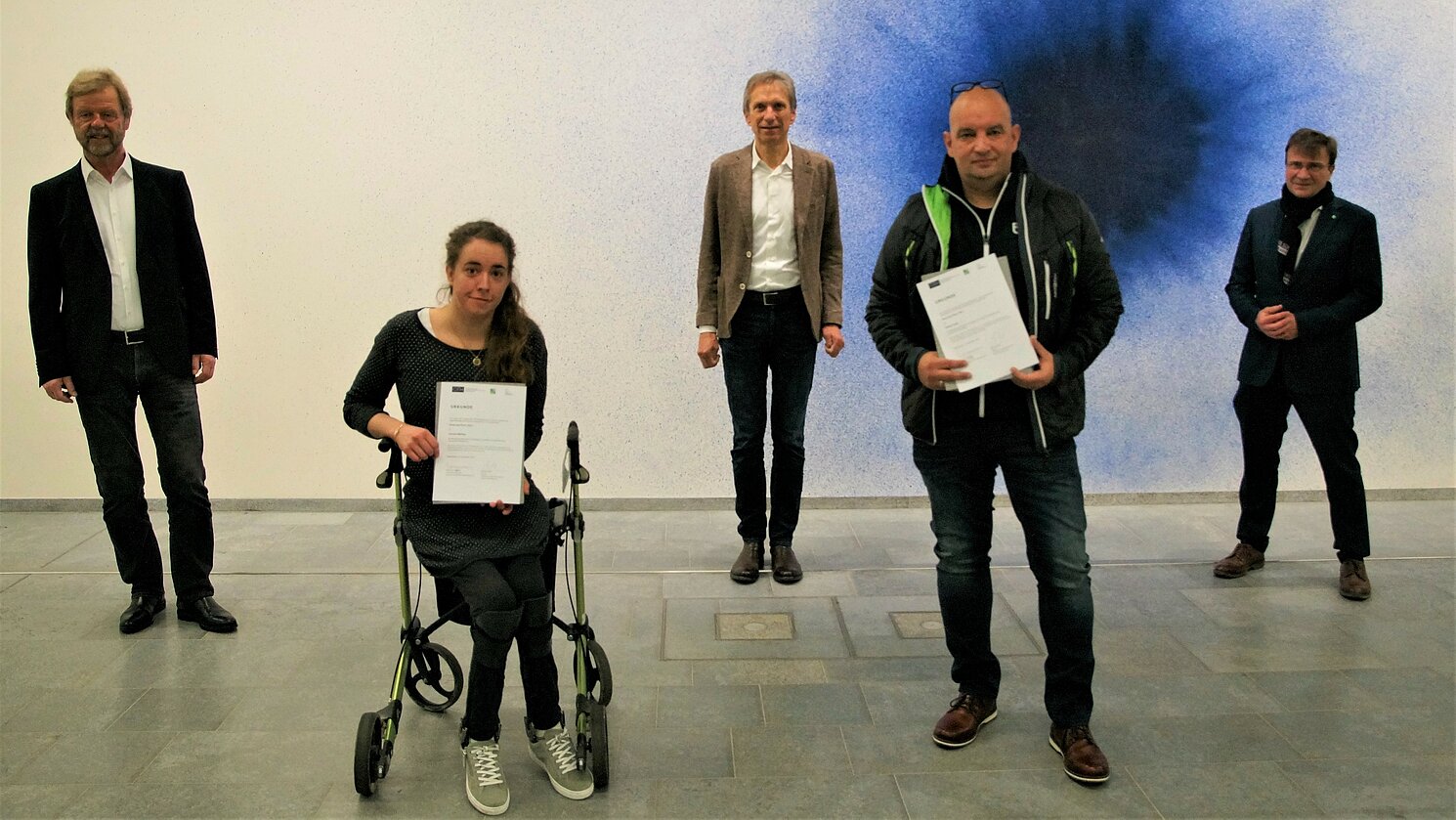 Die Preisträger*innen des Diversity-Preises in der Kategorie „Behinderung/chronischer Erkrankung“ Verena Balling (2.v.l.) und Georg Lang (2.v.r.) mit Präsident Prof. Dr. Wolfgang Baier (links), Eduard B. Wagner, Vorsitzender des Vereins der Freunde (Mitte), und Michael Eibl, Direktor der KJF und Beiratsmitglied im Verein der Freunde (rechts).