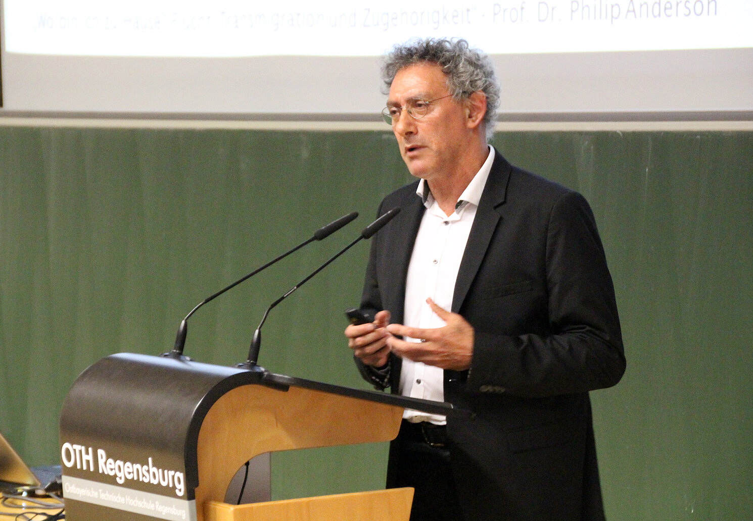 Einen spannenden Festvortrag zum Thema "Flucht, Transmigation und Zugehörigkeit" hielt Prof. Dr. Philip Anderson, OTH Regensburg. Einen spannenden Festvortrag zum Thema "Flucht, Transmigation und Zugehörigkeit" hielt Prof. Dr. Philip Anderson, OTH Regensburg.