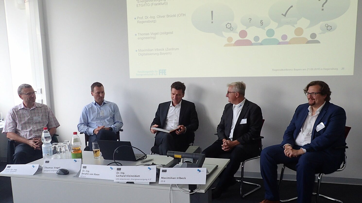 Von links bei der Podiumsdiskussion zum zellulären Ansatz: Prof. Dr.-Ing. Oliver Brückl, Thomas Vogel, Moderator Dr.-Ing. Serafin von Roon, Dr.-Ing. Gerhard Kleineidam und Maximilian Irlbeck. 