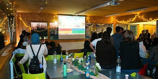 Gemütliche Atmosphäre während des Kahoot-Quiz über Eid und den Islam.