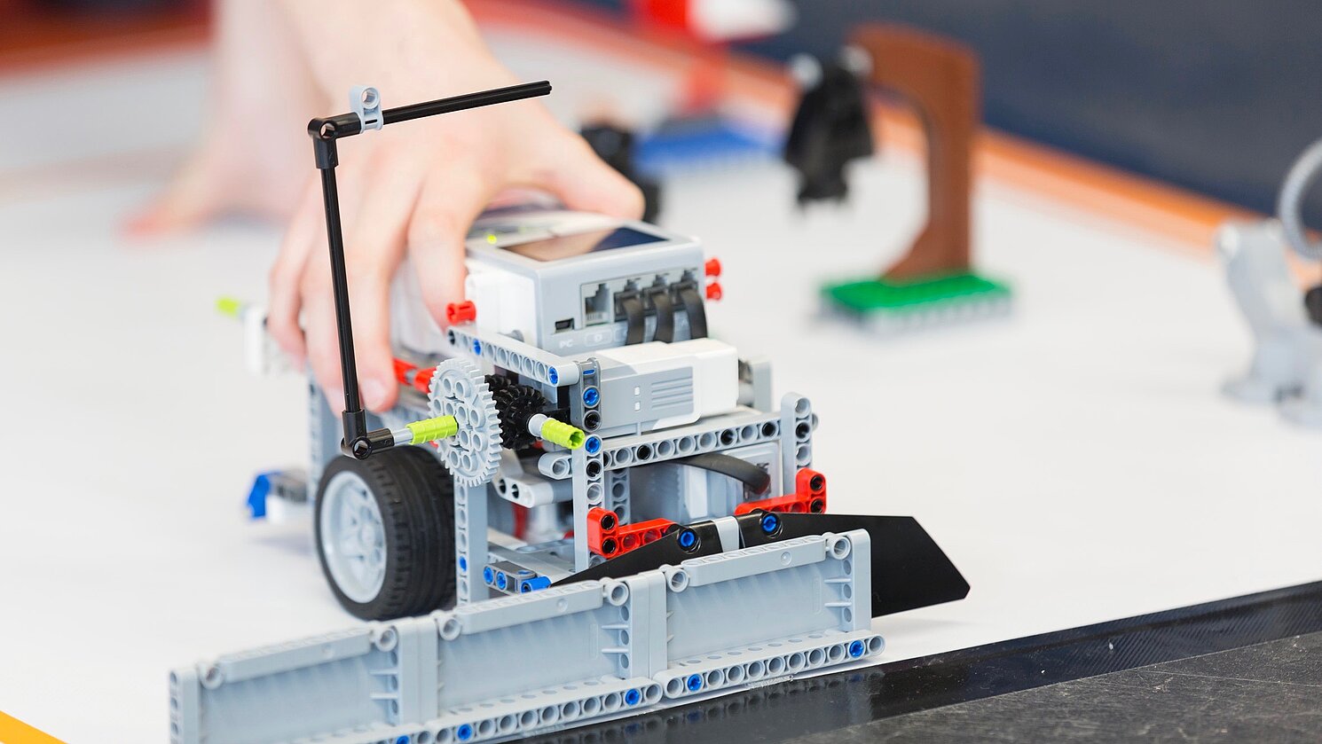 Erstmals veranstaltet die OTH Regensburg 2018 auch einen Roboterwettbewerb für sechs- bis zehnjährige Schülerinnen und Schüler. Anmeldeschluss ist der 21. Oktober 2018.
