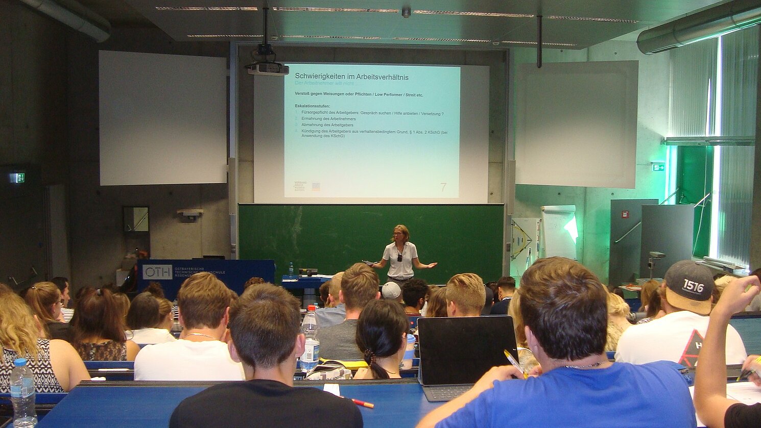 Die Referentin Kathrin Rohlff stellt sich nach ihrem Vortrag den zahlreichen Fragen der Studierenden.