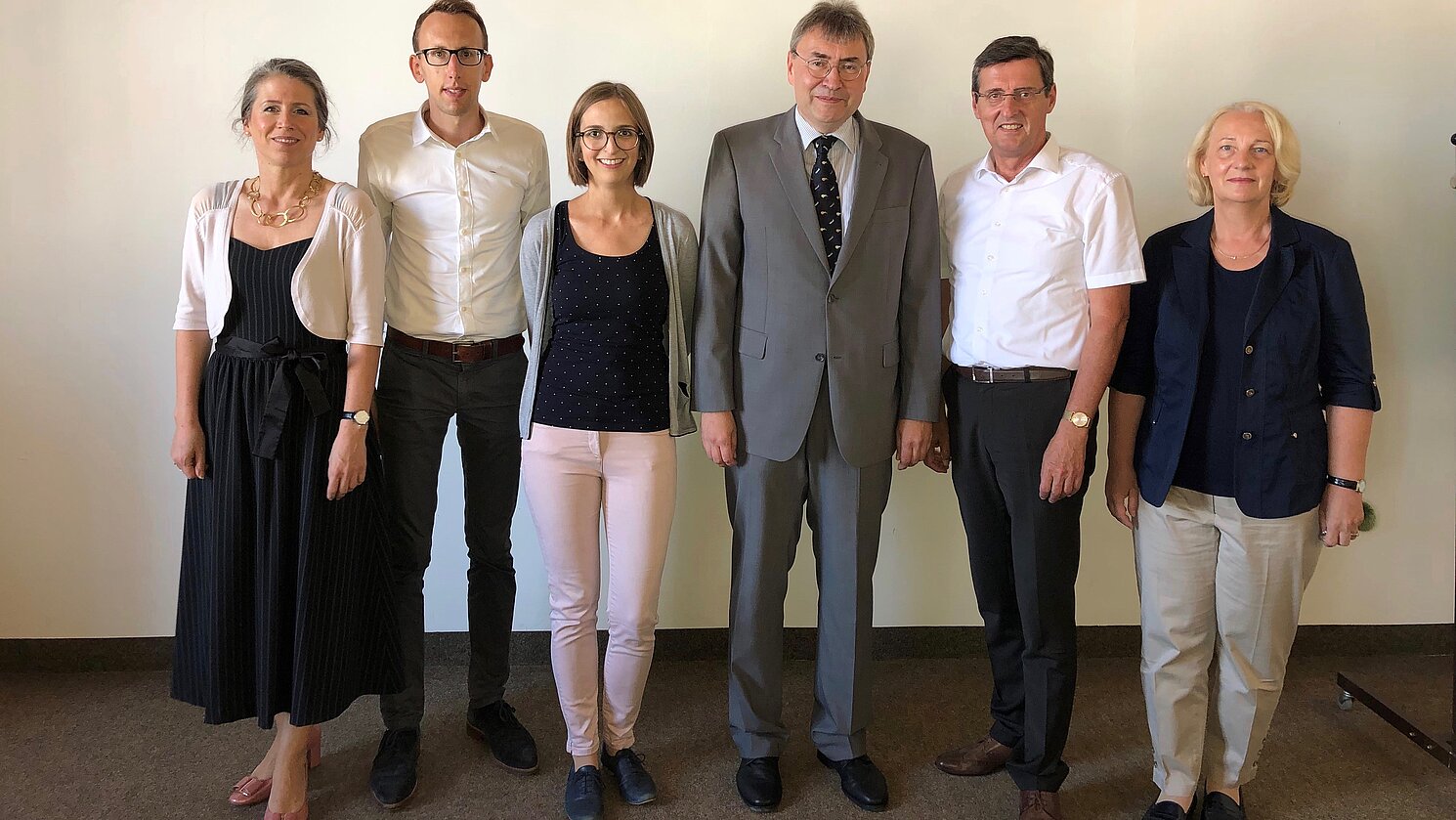 Freuten sich über einen gelungenen Kooperationstag (von links): Eva Geist (Mitarbeiterin der Schulleitung in Straubing), Michael Hier (Koordinator), Kathrin Pentner (Studienberatung OTH Regensburg), Prof. Dr. Claus Koss (OTH Regensburg) sowie Schulleiter Werner Kiese mit seiner Stellvertreterin Silvia Obermeier-Fenzl.