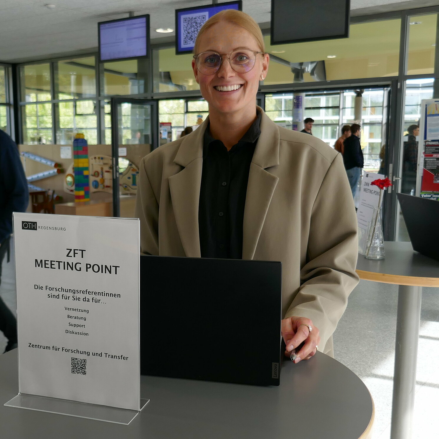 Die Forchungsreferentin, Karin Zitterbart, steht am Meeting Point
