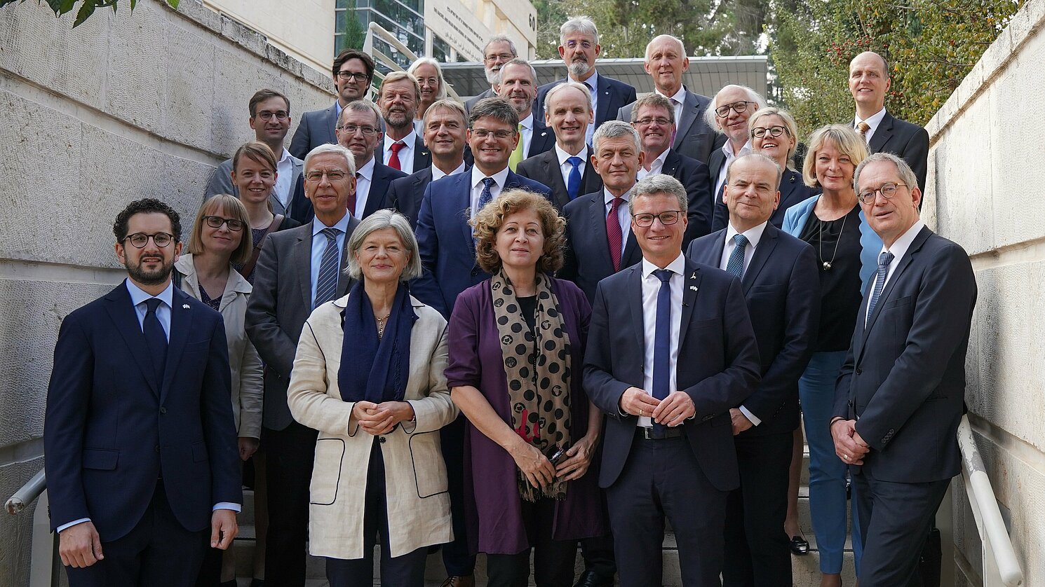 Wissenschaftsminister Bernd Sibler zusammen mit 19 Vertreterinnen und Vertretern von bayerischen Hochschulen auf Delegationsreise in Israel im Oktober 2019. Foto: StMWK/Annekathrin Wetzel