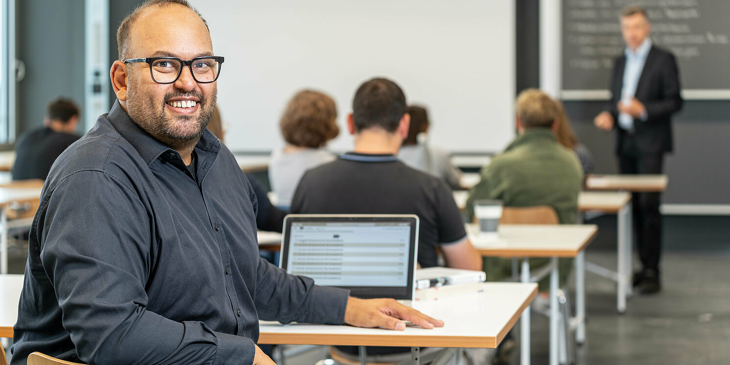 Studierende mit ihrem Dozenten in einem Kurs.