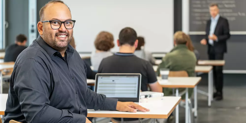 Studierende mit ihrem Dozenten in einem Kurs.