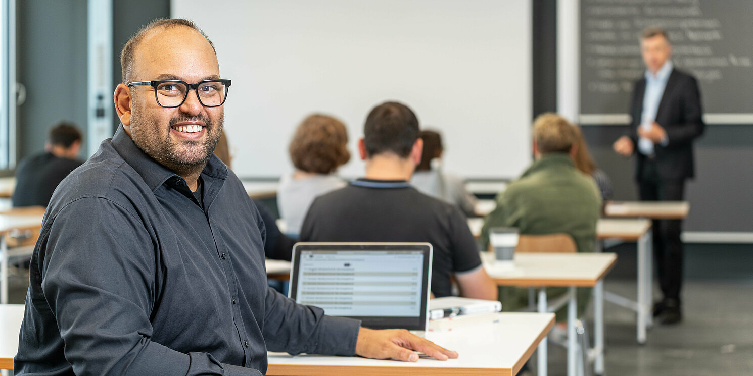 Studierende mit ihrem Dozenten in einem Kurs.