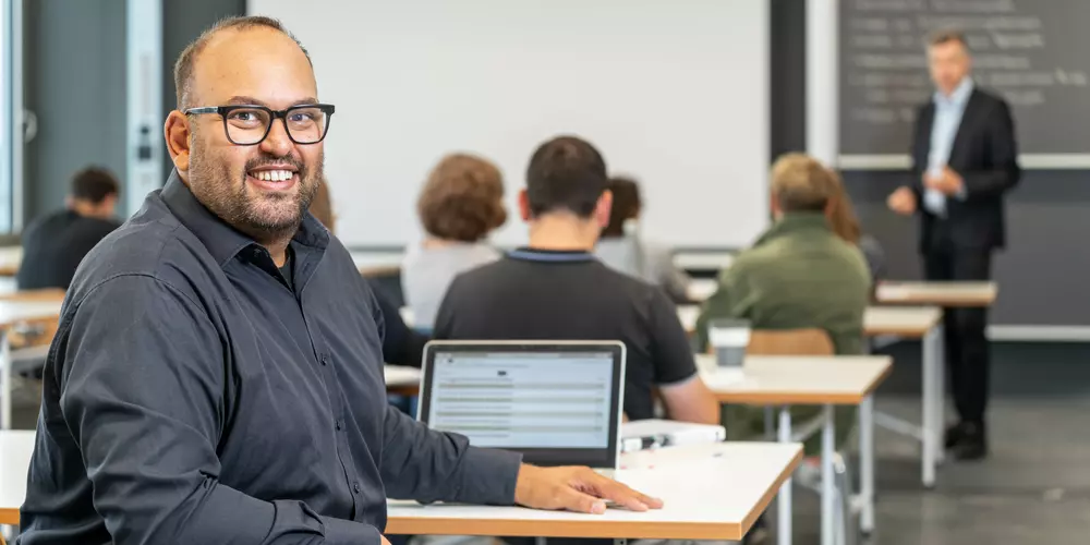 Berufsbegleitende Hochschulzertifikate und Fachseminare Studierende mit ihrem Dozenten in einem Kurs.