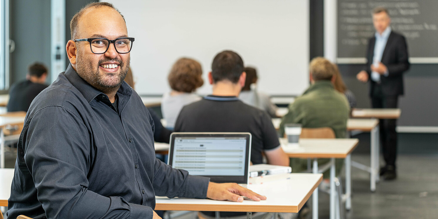 Studierende mit ihrem Dozenten in einem Kurs.