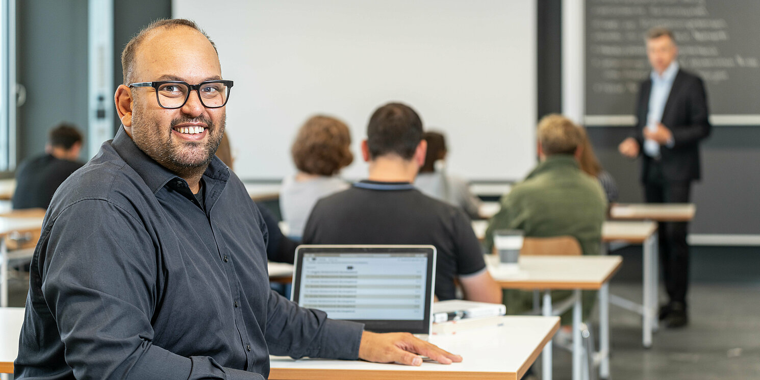 Zentrum für Weiterbildung und Wissensmanagement Studierende mit ihrem Dozenten in einem Kurs.