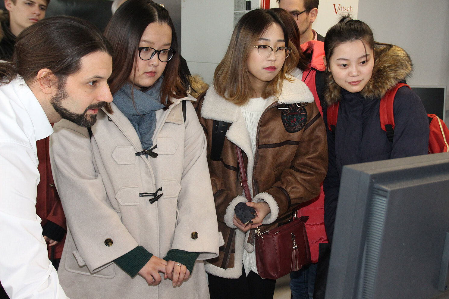 Entwicklungsingenieur Florian Olbrich stellt Studierenden der USST Shanghai das Sensorik-ApplikationsZentrum (SappZ) in der TechBase vor.
