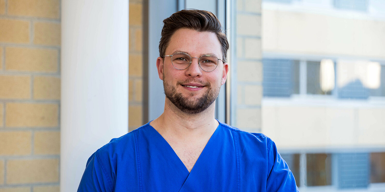 Borislav Bacic, Stationsleitung der kardiologischen Wachstation mit Stroke Unit am Krankenhaus Barmherzige Brüder Regensburg. Foto: Sarah Tümmler Portraitfoto von Borislav Bačić