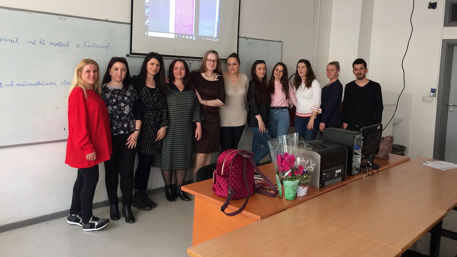 Am 7. März 2019 nach dem Unterricht: Prof. Dr. Bahtije Gerbeshi-Zylfiu und Marion Bedi-Visschers (4. und 5. von links) mit Studierenden der Kulturgeschichte.