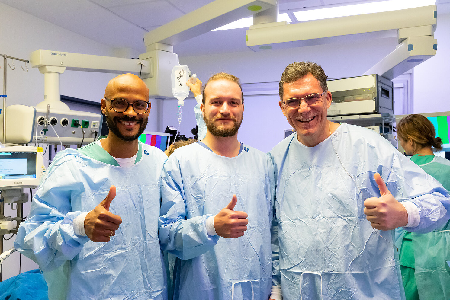 (von links) Dr. med. Alanna Ebigbo, Oberarzt am Universitätsklinikum Augsburg, Doktorand Robert Mendel und Prof. Dr. med. Helmut Messmann, Direktor der III. Medizinischen Klinik am Universitätsklinikum Augsburg (r.). Foto: Jost-G. Thorau, Thoraufotographie