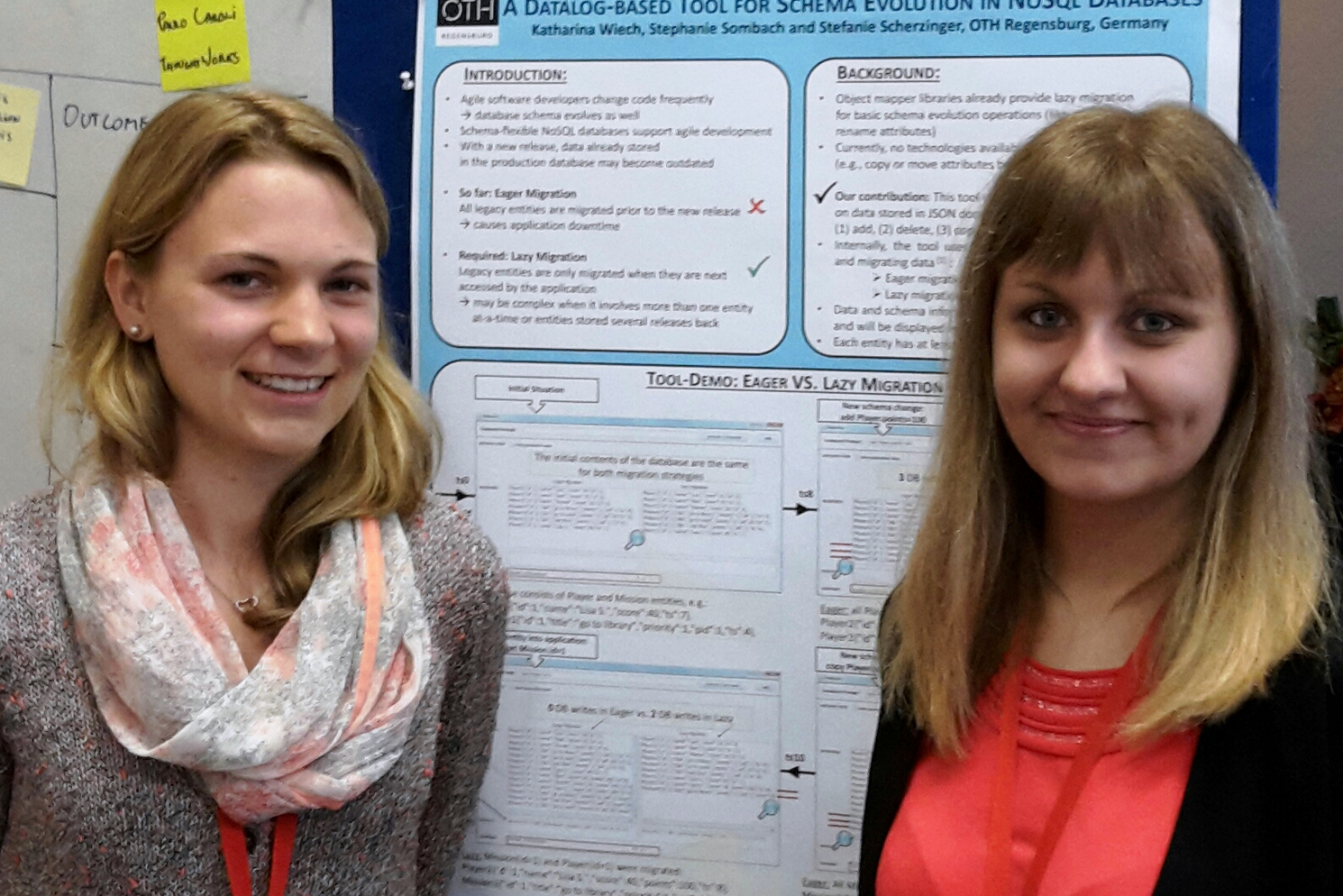 Stephanie Sombach und Katharina Wiech präsentieren ihr Poster auf der XP'16. Foto: OTH Regensburg