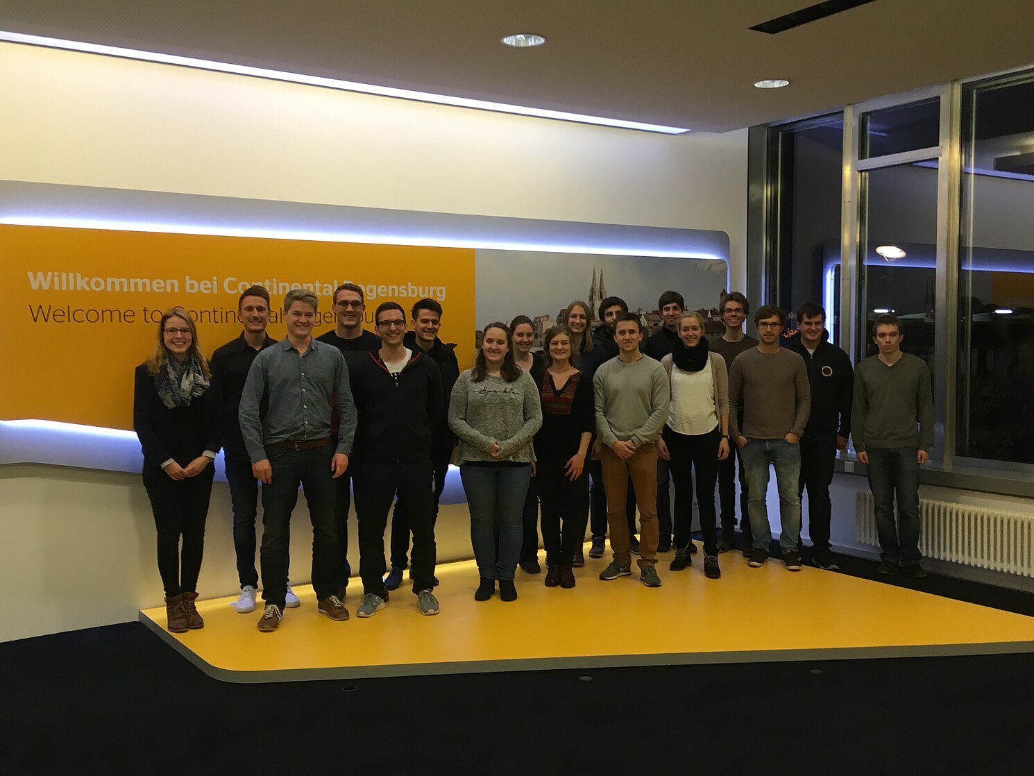 17 Stipendiatinnen und Stipendiaten nahmen an der Fachexkursion im Regensburger Continental-Werk teil. Foto: Continental Regensburg