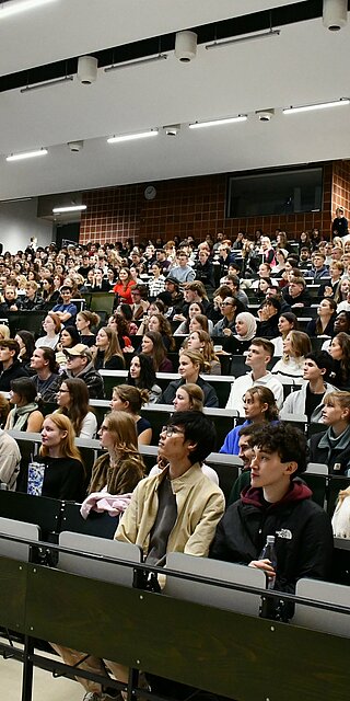 Voller Erwartungen für einen neuen Lebensabschnitt: Die Erstsemester bei der Begrüßungsveranstaltung im größten Hörsaal der OTH Regensburg. Foto: OTH Regensburg/Simone Grebler