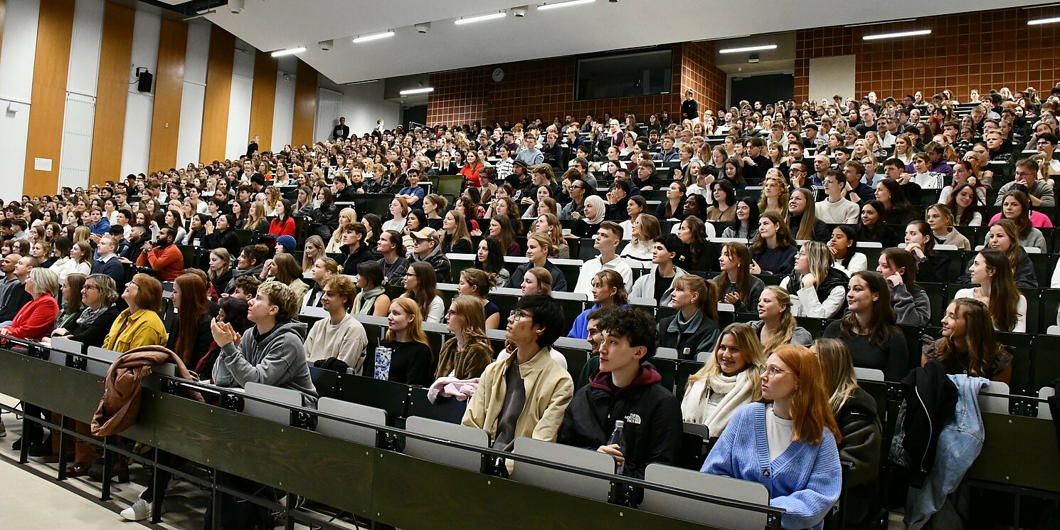 Voller Erwartungen für einen neuen Lebensabschnitt: Die Erstsemester bei der Begrüßungsveranstaltung im größten Hörsaal der OTH Regensburg. Foto: OTH Regensburg/Simone Grebler