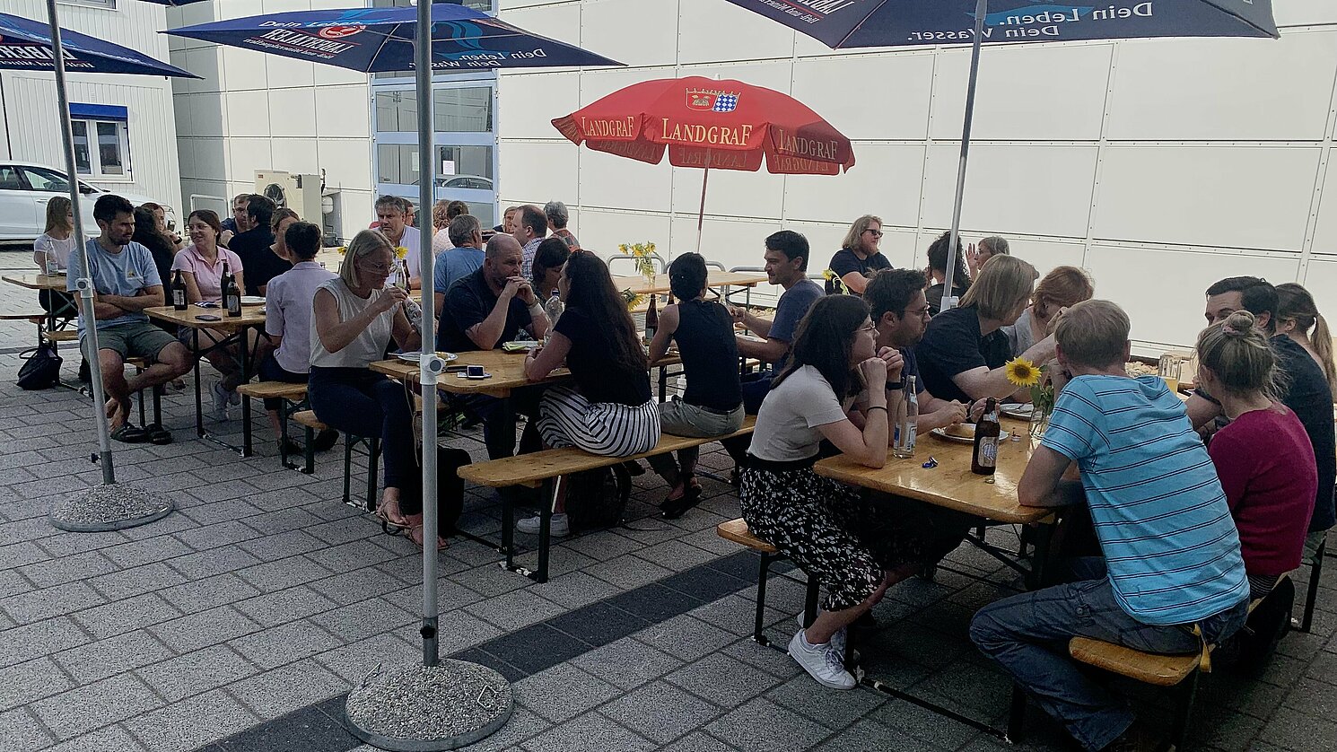 „Endlich wieder in echt zusammenkommen!“ – so oder so ähnlich war das mehr als drei Jahre nach dem letzten IAFW-Sommerfest des Öfteren zu vernehmen. Foto: Karina Amann