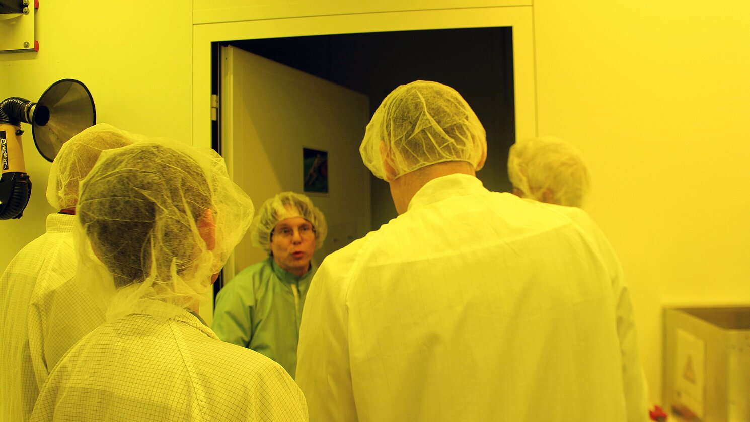 Beim abschließenden Rundgang und den Führungen durch die OTH Regensburg in der Seybothstraße für Dr. Christian Haslbeck und Dagmar Williams von der Bayerischen Forschungsstiftung beeindruckte auch das Labor für Mikrosensorik von Prof. Dr. Rupert Schreiner. 