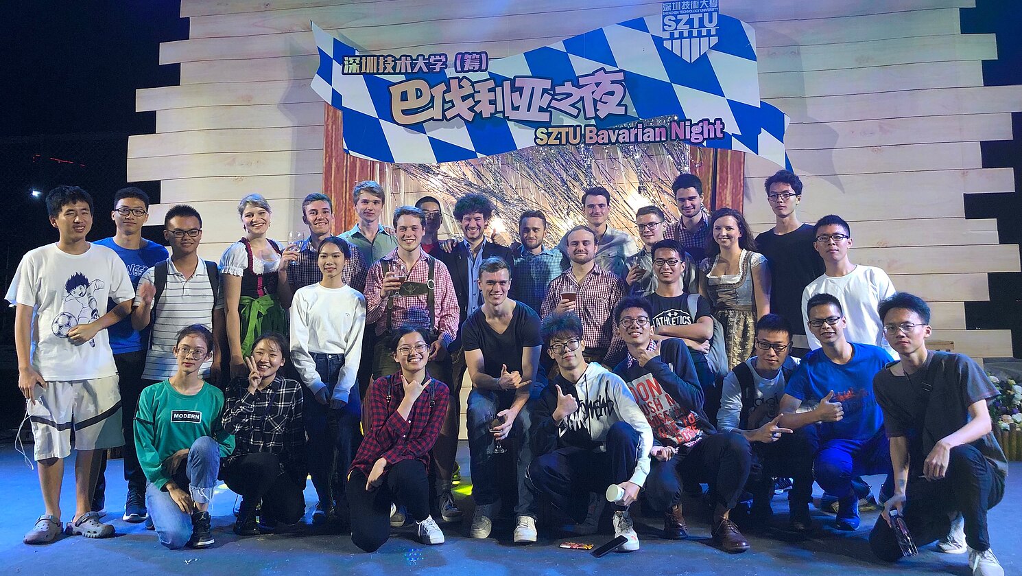 Bei der „Bavarian Night“, den die SZTU eigens für die Gäste von der OTH Regensburg veranstaltete: mit verschiedenen Ständen und bayerischen Köstlichkeiten. Foto: Alexandra Bauernfeind 