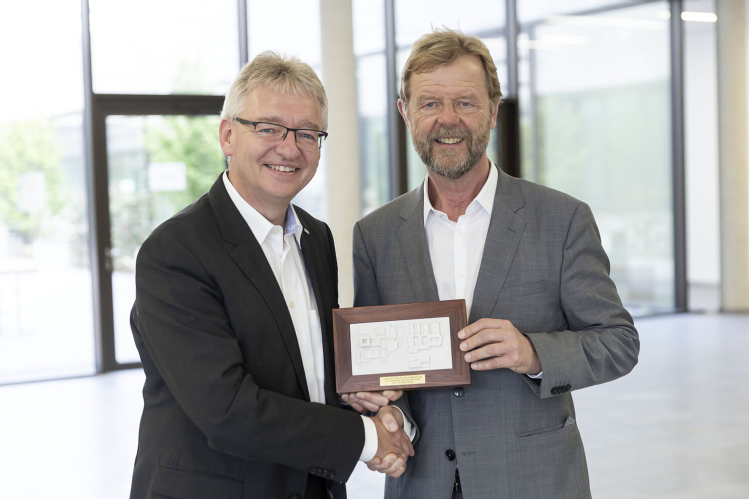 Prof. Dr. Wolfgang Baier, Präsident der OTH Regensburg, bedankt sich bei dem scheidenden Vorsitzenden des Hochschulrats Helmut Matschi.